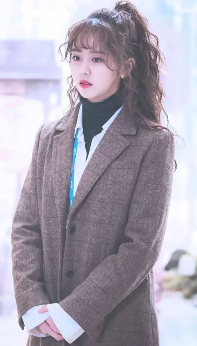 金所炫也有半扎发的造型,搭配甜美的c字刘海以及修饰脸颊的羊毛卷发丝