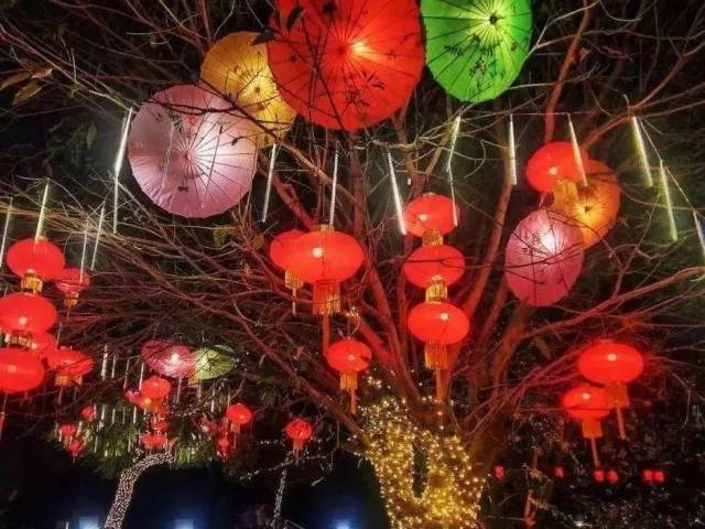 广东的过年的特色小吃也丰富多彩 年糕,糖环,煎堆,萝卜糕 这些糕点