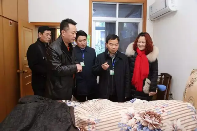 (院领导们慰问摔伤后卧床不起的离休干部彭明生,并详细了解了他的病情