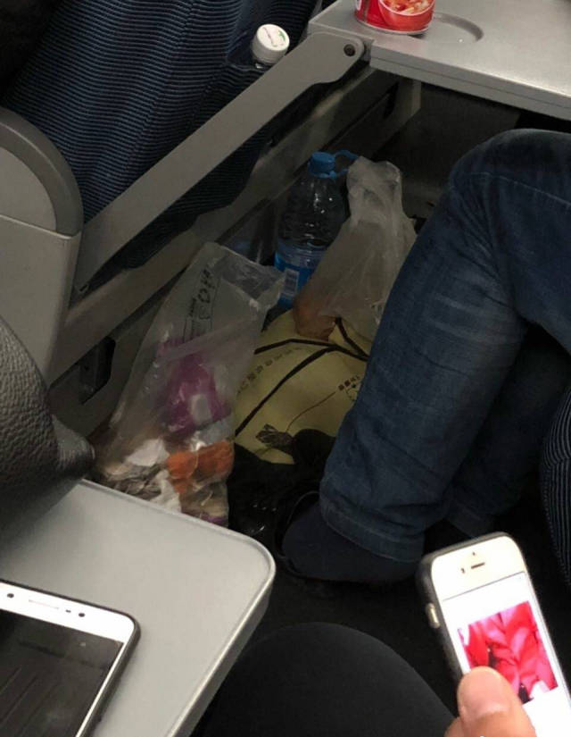 西成高铁上一男子脱鞋 网友吐槽气味大受不了