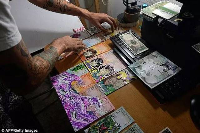 委内瑞拉通胀严重,钱掉地上没人捡,民众用钞票