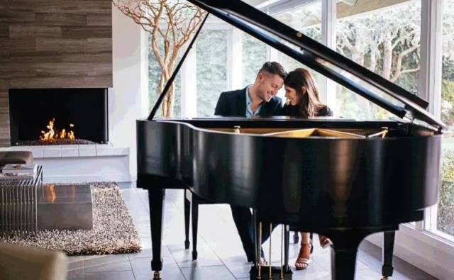 《最美情侣》就让我们这样弹着琴一直爱下去