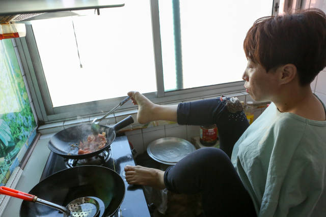 最美无臂妈妈成网红 靠一双无所不能的双脚撑起一个家