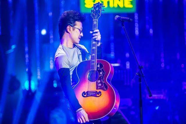 歌手大年初一2200见jessiej完成中文演唱首秀华晨宇钓鱼钓出歌曲改编