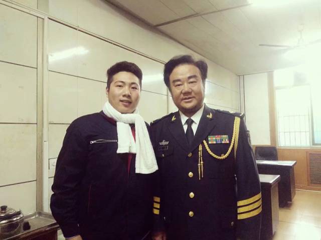 王辉与海政文工团歌唱家霍勇合影 平台声明