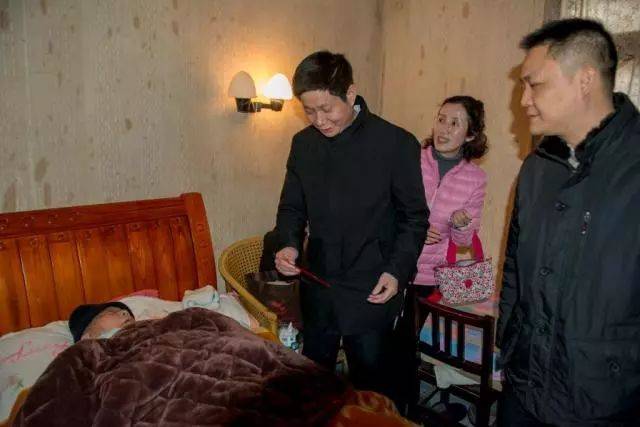 中铁五局党委书记,董事长张回家慰问退休困难职工