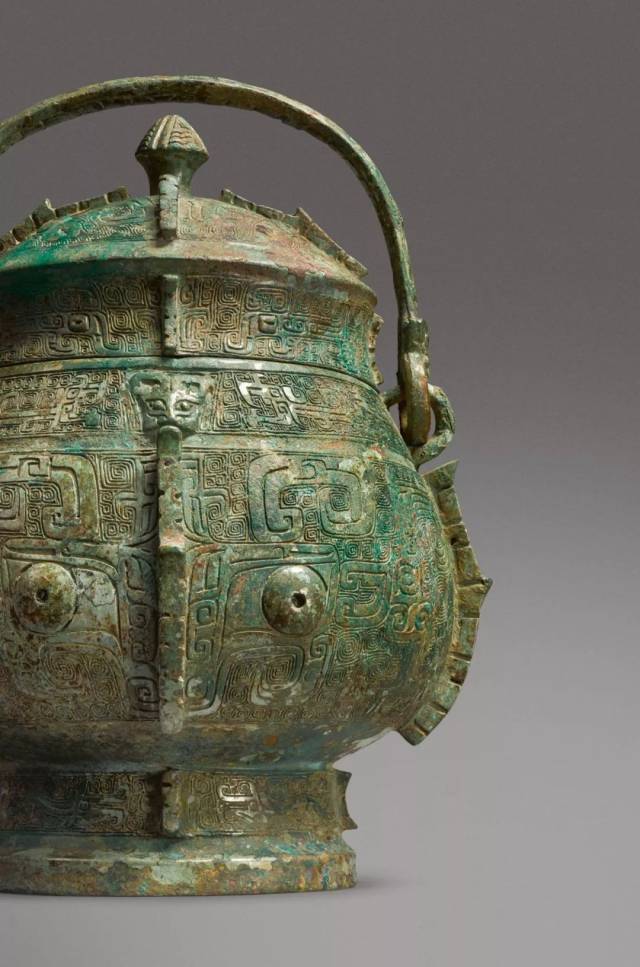 商殷墟时期青铜饕餮纹卣