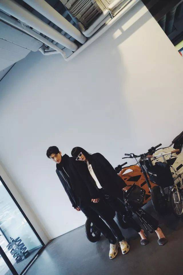 小白,刘特: 男女同款西装外套rmb 4,890 all by razzle