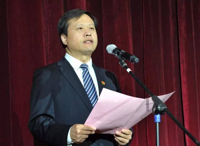 市委书记刘忠诚到会致辞随着欢快的音乐,晚会在开场舞蹈《盛世欢歌》