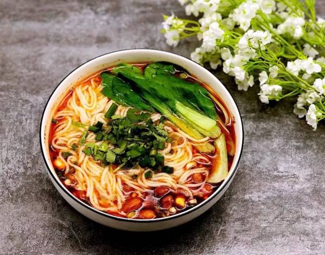 6,捞起面条放入碗中,加上青菜即可