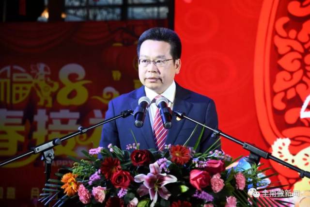 县委书记余钟华出席会议并发表热情洋溢的讲话.