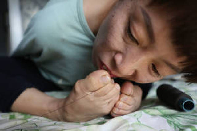 最美无臂妈妈成网红 靠一双无所不能的双脚撑起一个家