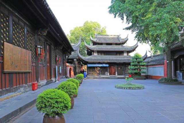 青城山普照寺:祈運明星寺廟 梓潼七曲山大廟:祈學業 西昌靈山寺:天下