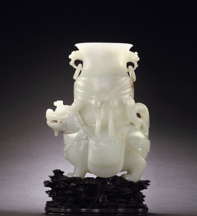 乾隆朝宫廷玉器在玉山子,薄胎,嵌丝,仿古玉和金玉结合等类别上很有