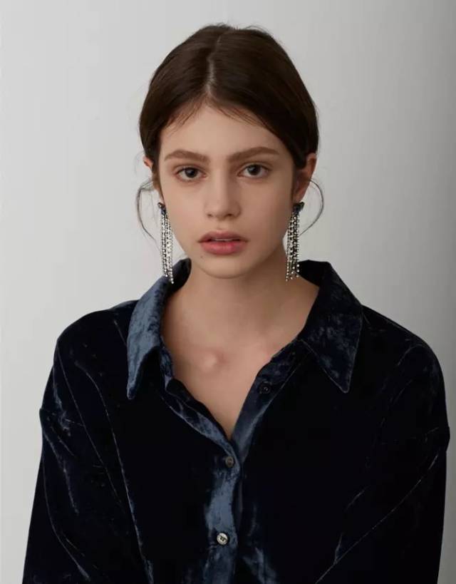 流苏锆石耳环,乍一看不太日常但是却很适合搭配大热的丝绒质地的衣服