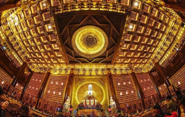 大佛寺 大雄宝殿正中供奉以黄铜精铸的3尊三世佛像,各高6米,重10吨