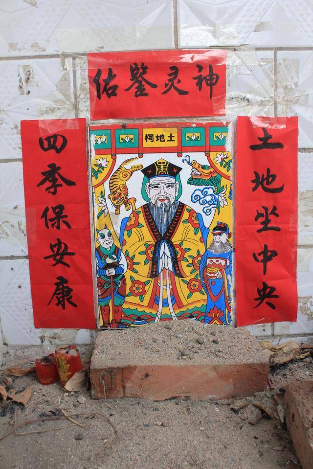 手写的"满院春光",这种条幅可有可无,当然,也不能贴太多.