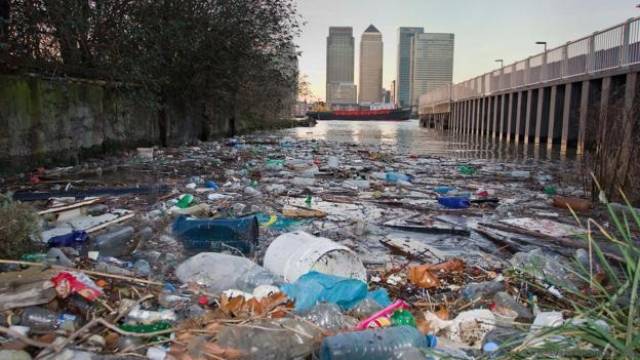 足球,泡沫塑料,木头都漂浮在水面上,如此密集的污染把河面搞得水泄不