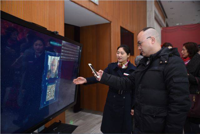 下午2点,年会正式开始 集团董事长王宣女士发来祝福视频 总裁李茂顺