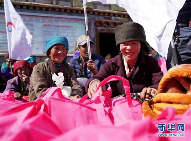 2月12日,碧蓝的西藏羊卓雍错湖畔,西藏山南市浪卡子县浪卡子镇道擦