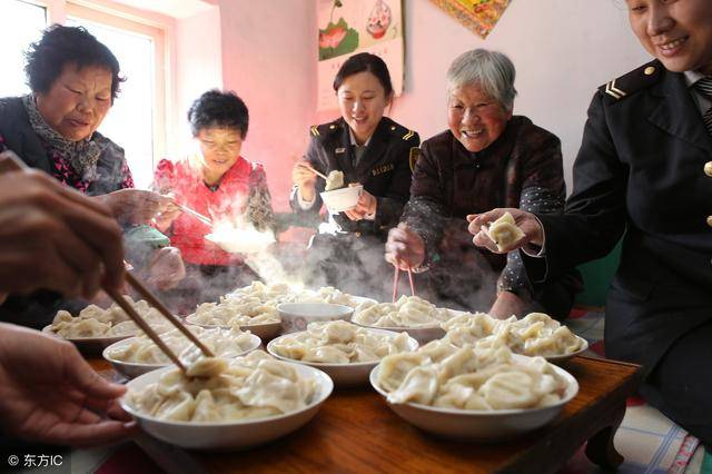 東北人都這麼過年!炕頭嘮嗑,放炮接神,點著柴禾也高興!