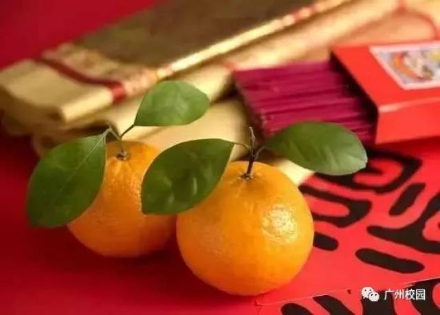 而拜年的时候,他们会带上大桔(一种水果),数量只要为双数即可,表示"