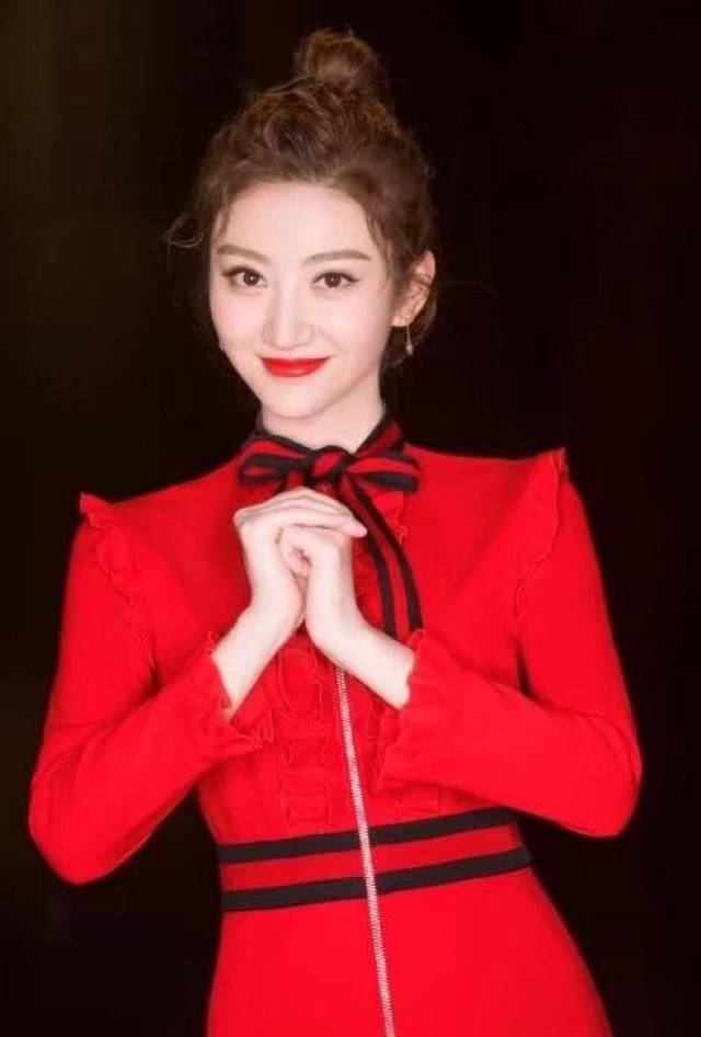 春晚三位红衣美女,景甜,江疏影还有佟丽娅!