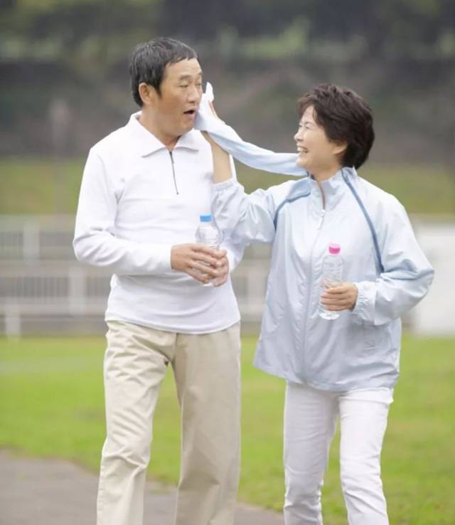 老年人最好要具备的6个健康显年轻习惯_手机搜狐网