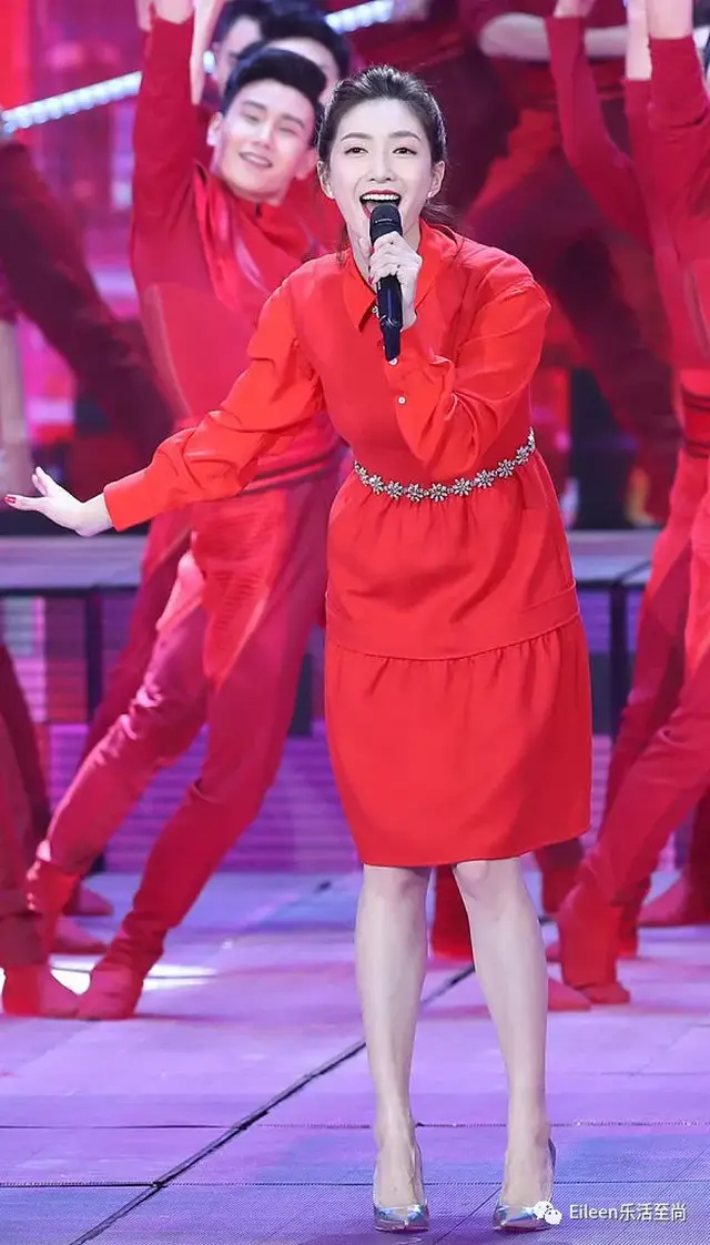 景甜的Gucci、古巨基的套袖,春晚造型全解析,谁