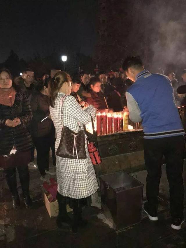 大年初一兴教寺烧香人群