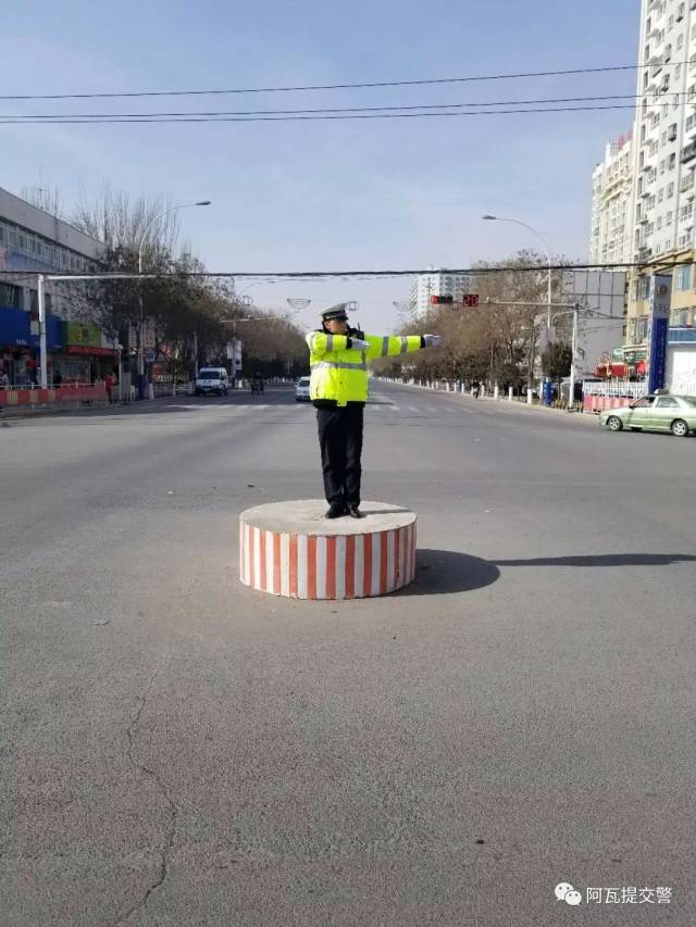 图为执勤人员在大十字路口指挥交通