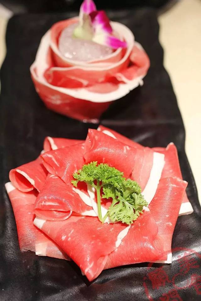 火锅店刨肉摆盘图片图片