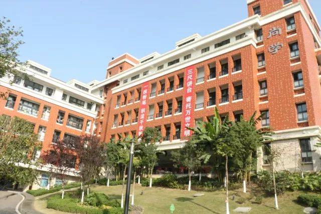 上海新纪元(重庆)学校依托 上海复旦大学,华东师范大学等高校, 发挥