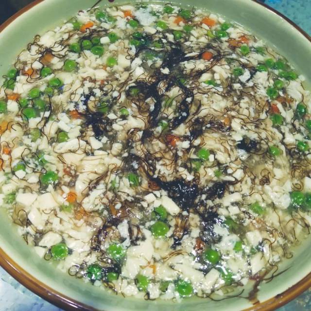 发菜用水泡一泡放入锅中,加上盐,精炼油,胡椒粉等调味料,出锅即可.