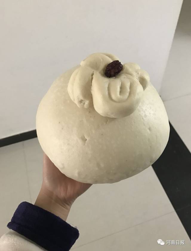 在周口,嫁出去的闺女,每年初二回娘家时,都要带上蒸的大馍,馍越大,越