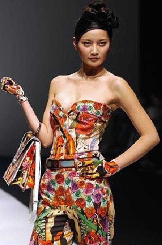 21世纪初期,中国国力突飞猛进,春晚的舞台更大更加华丽了,服装从上个