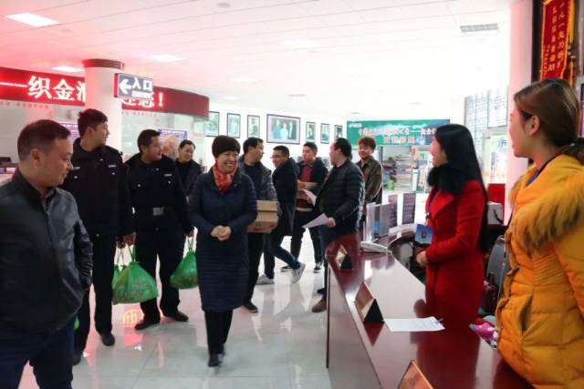 【关爱】织金洞管理局局长安太敏大年三十亲切慰问景区一线员工