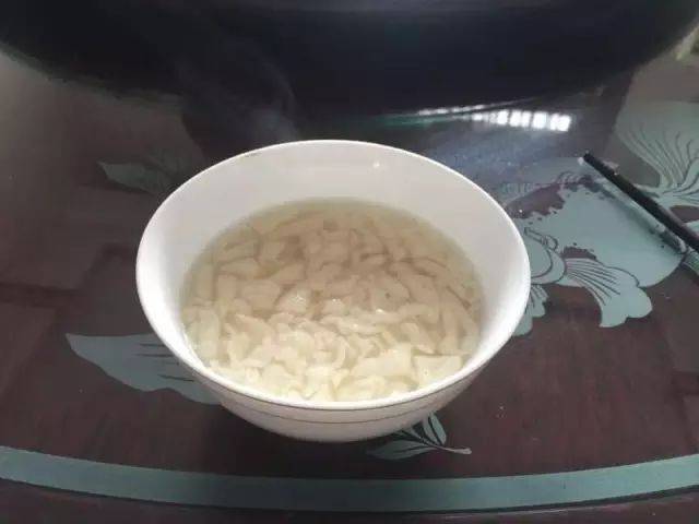 这道茶,主料是用糯米在大锅上糊出的糍粑,加入白糖后泡开,入口香甜软