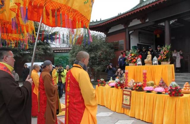 住持释法源法师,马陵山山隐寺住持释常量法师及百名青衣居士共同参加