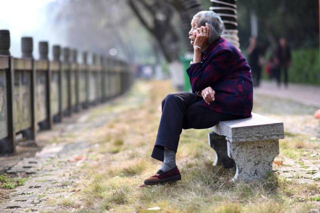 白发老人初一独自在湖边打1小时电话:何时回