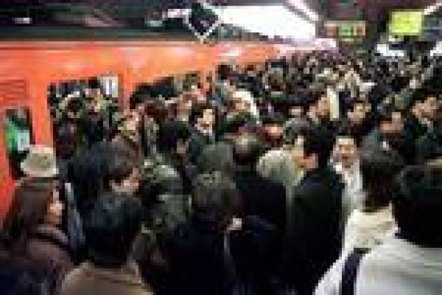 可以想象像东京这样的大城市的地铁拥挤程度.