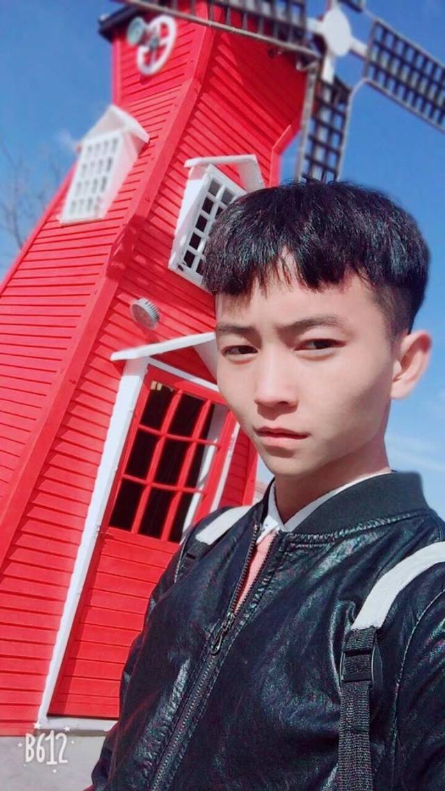 一只傻慕辰  1998年12月11日出生于甘肃省永靖县盐锅峡镇福川村,90后