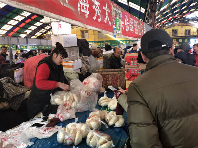 90后青岛小嫚卖王哥庄馒头 一上午卖五六百斤