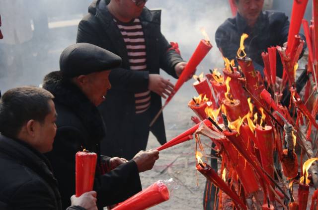 记录:大年初一南部禹迹山香火旺,游客抢烧新年第一柱香