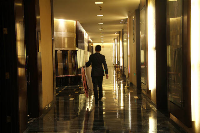 服务员7年学成用飞牌削易拉罐 曾被人骂是神经