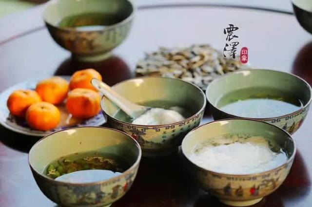 "三道茶"是吴江人心目中最浓的家乡味道 这"三道茶"分别为锅糍茶,熏豆