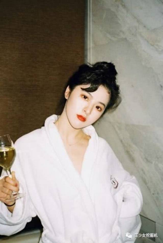 最美网红夏夏112斤?复古女神胡斑脸比照骗大两倍?