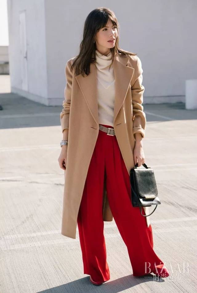 为主色调,设计感浓厚的红上衣轻飘飘地落在上面,清新的红白配十分出彩