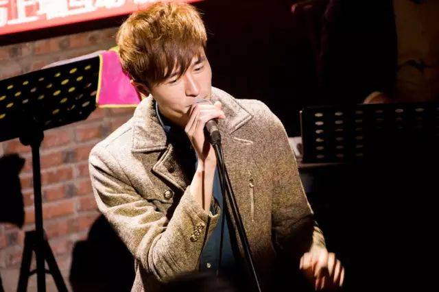 这里晚上9:00后的happy hour 胡桃里最醒目的位置就是歌手驻唱的地方