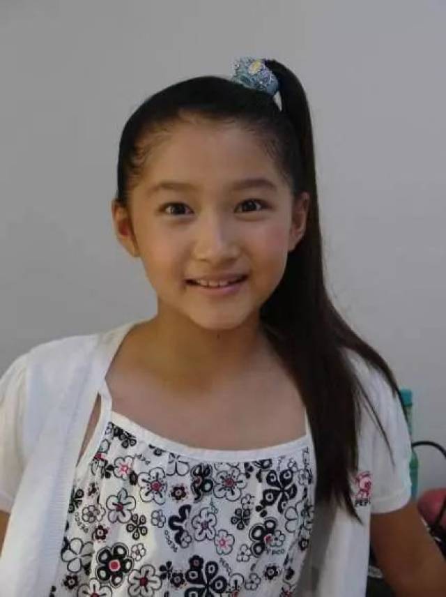 大学同学爆关晓彤黑料,她太年轻还是心机重?网友:心疼鹿晗!